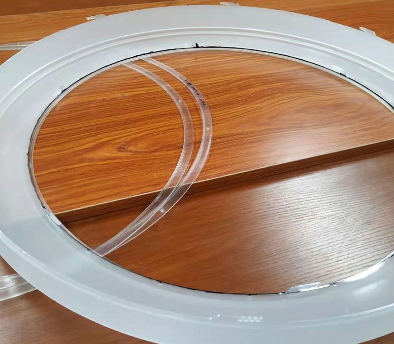 燈具是照明工具的統(tǒng)稱(chēng)，包括除光源外所有用于固定和保護(hù)光源所需的全部零部件，以及與電源連接所需的線(xiàn)路附件。在保護(hù)環(huán)境、珍惜資源的理念深入人心的今天，燈具用什么膠粘既牢固又環(huán)保？